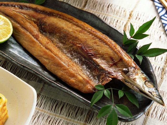Ζεστό καπνιστό ψάρι: μια συνταγή για το μαγείρεμα ενός νόστιμου και αρωματικού πιάτου