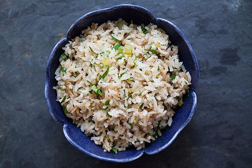 Μερικά απλά μυστικά για το πώς να μαγειρεύουν pilaf έτσι ώστε το ρύζι δεν κολλάει μαζί