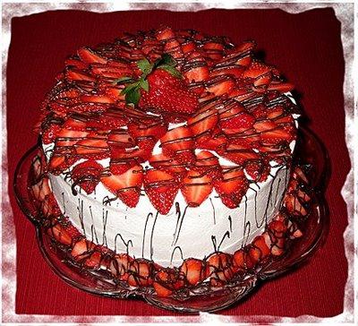 Κέικ με φράουλες και ξινή κρέμα: μυστικά της ψησίματος της γιαγιάς