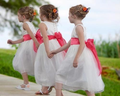Hairstyle για ένα κορίτσι σε ένα γάμο είναι ένα σημαντικό βήμα στην προετοιμασία για τον εορτασμό